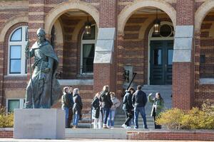 Students and parents in front of Alumni Hall