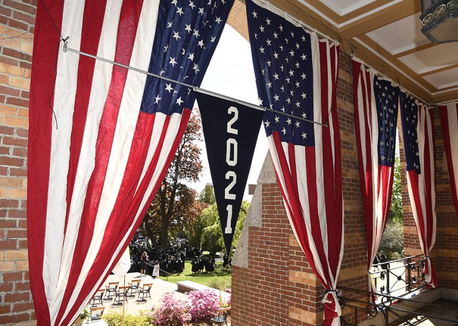 2021 banner in front of alumni hall